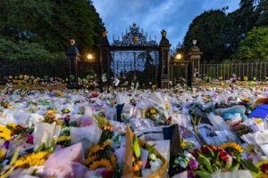 Thousands visit Sandringham to pay respects