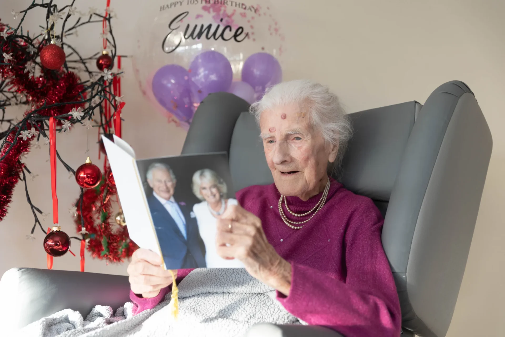 Eunice Hobbs with Great Niece Margaret Cripps recives a Card from the King at 105 - News for Peterborough and Cambridgeshire News for Peterborough and Cambridgeshire -