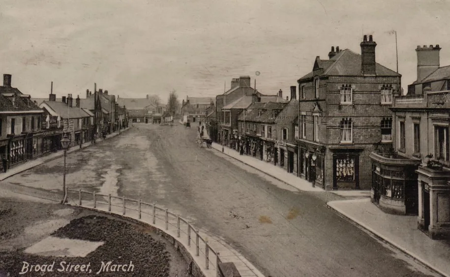 Broad Street early 20th century postcard from the south looking toward coronation fountain