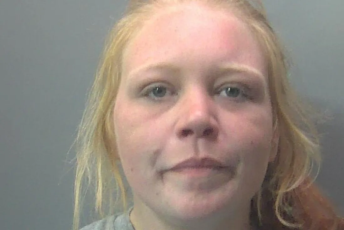 Natasha Woodcock, 29, begged her former boyfriend to change his mind: when he refused, she smashed a bottle over his head. He needed 14 stitches. Natasha Woodcock, 29, begged her former boyfriend to change his mind: when he refused, she smashed a bottle over his head. He needed 14 stitches.