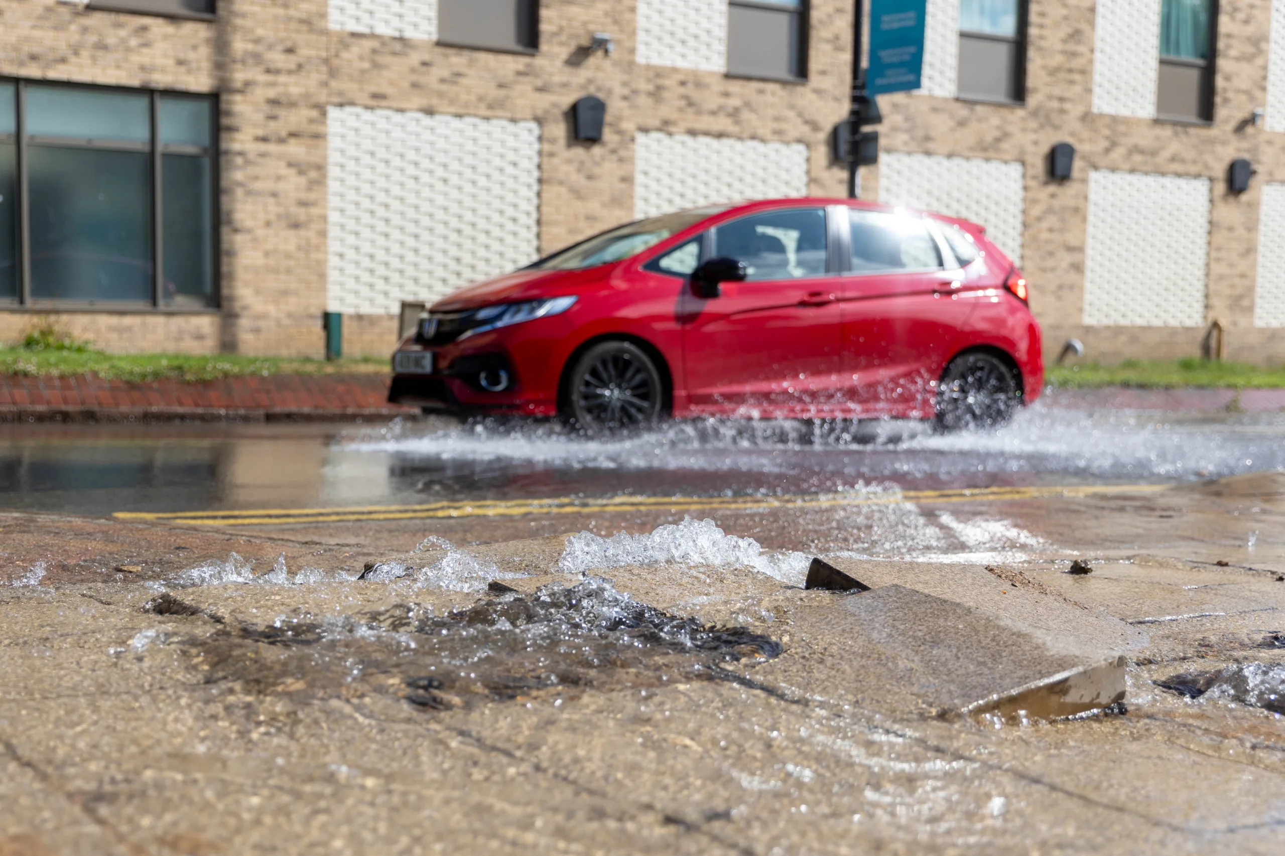 A Massive water leak has caused flooding along Rivergate in the city centre.,
Rivergate, Peterborough
Monday 17 July 2023.
Picture by Terry Harris.