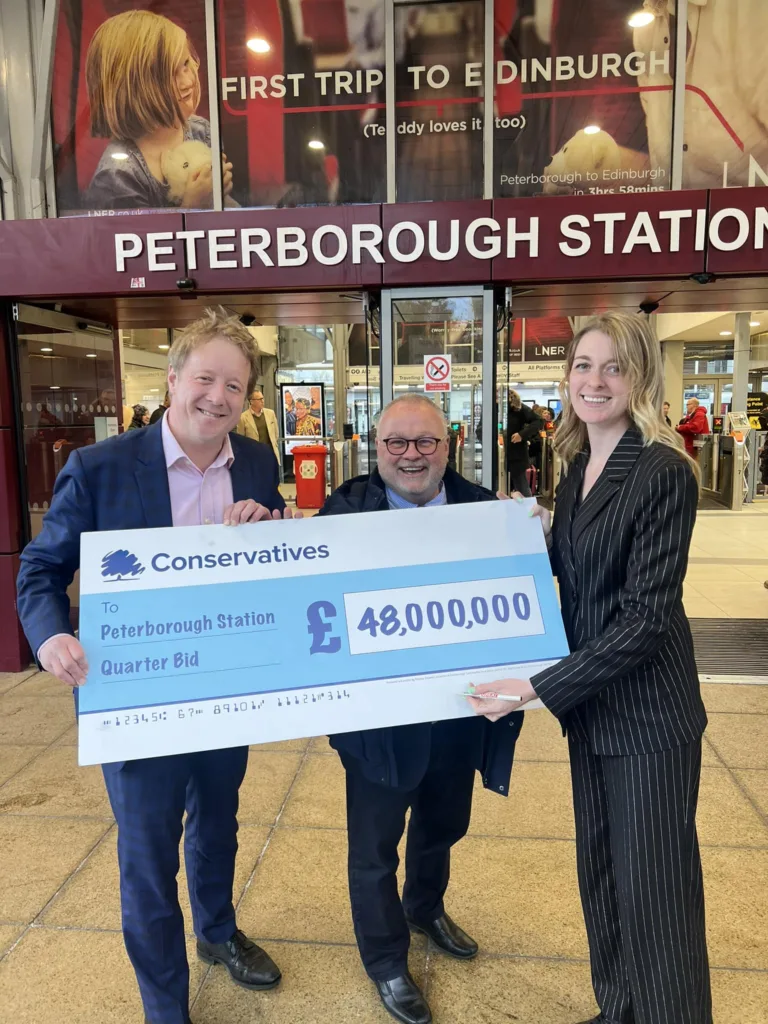 The super Levelling Up Minister Dehenna Davison came to #Peterborough yesterday. She came to sign the £48 million cheque this Conservative Government has given to our City.