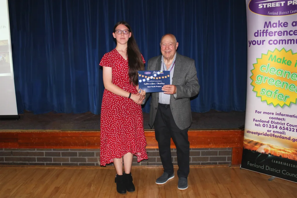Grace collects award for best youth project on behalf of Chatteris in Bloom