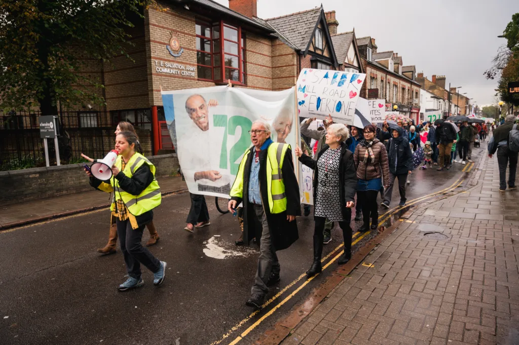 Hundreds turn out to campaign for traffic restrictions that residents say will improve immeasurably life in the Mill Road area of Cambridge