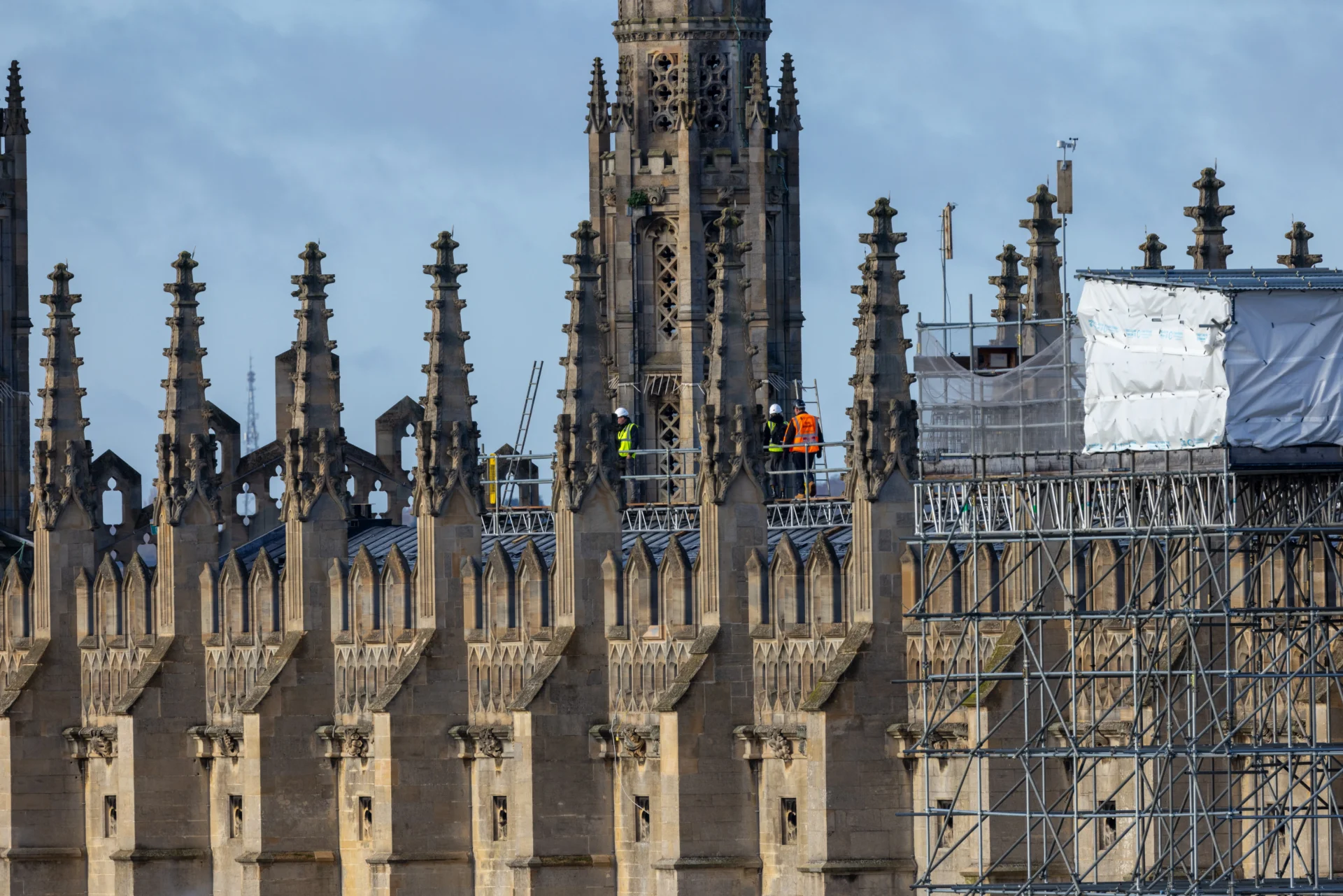 Controversial solar panels placed on King’s College Chapel - News for Peterborough and Cambridgeshire News for Peterborough and Cambridgeshire - King’s College, Cambridge, has started placing solar panels on its iconic 15th century Chapel – despite opposition from local residents and organisations, including Historic England. PHOTO: BavMedia