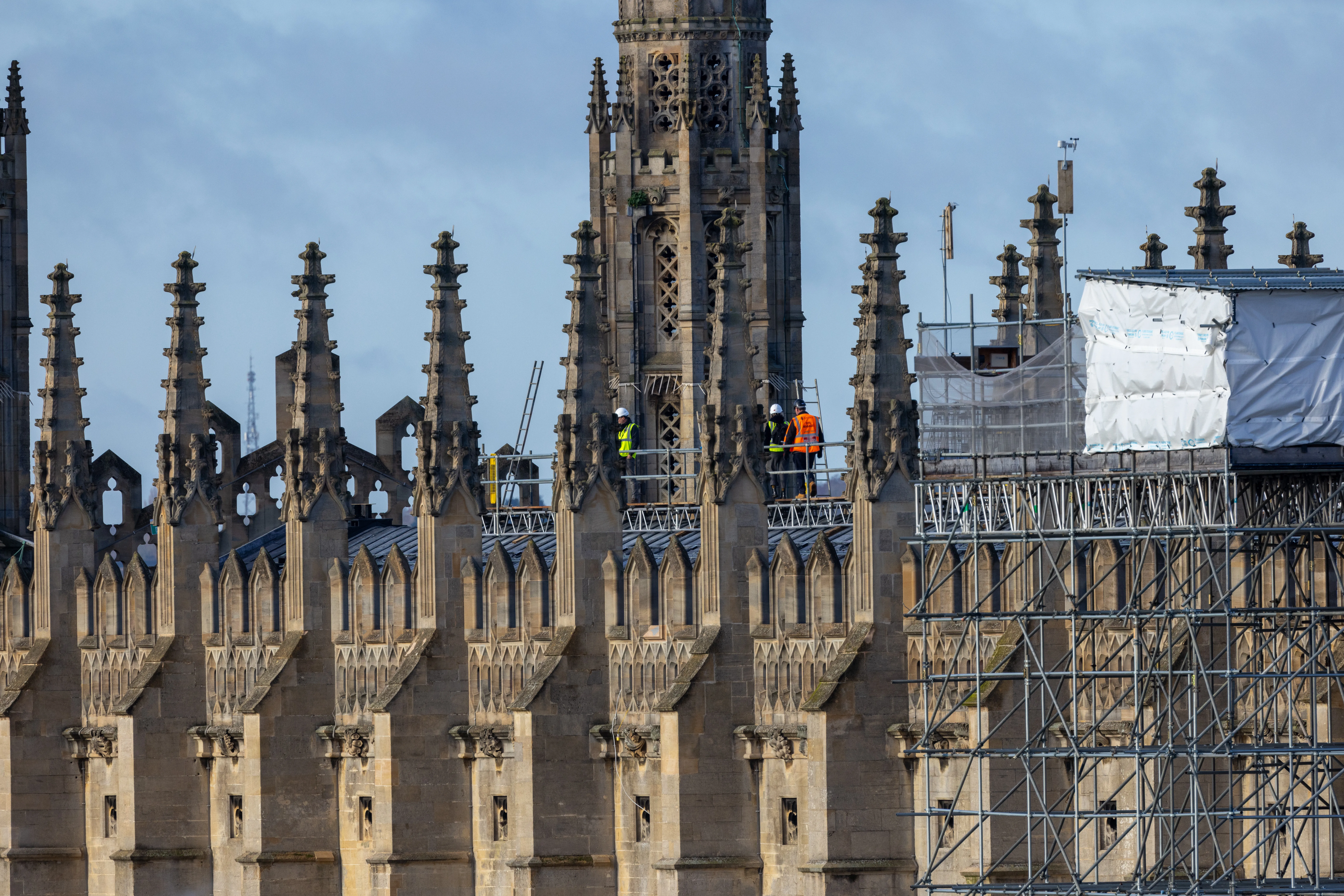 King’s College, Cambridge, has started placing solar panels on its iconic 15th century Chapel – despite opposition from local residents and organisations, including Historic England. PHOTO: BavMedia