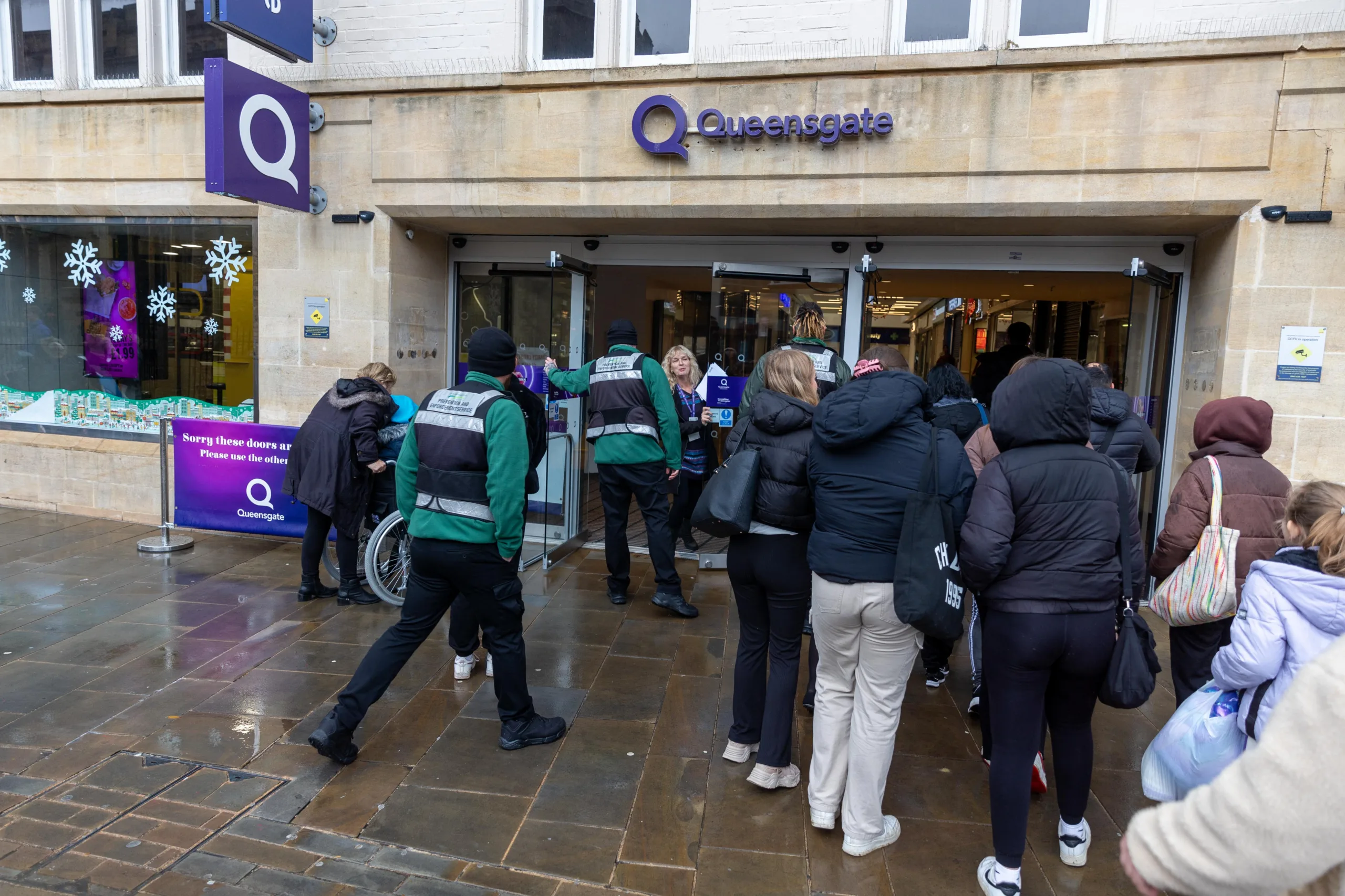 Queensgate shopping centre, Peterborough, evacuated after security threat, now allowing customers back in. PHOTO: Terry Harris for CambsNews