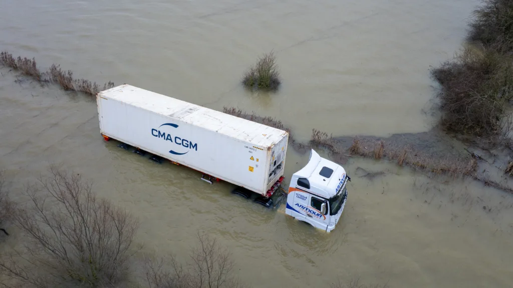 Lorry driver forced to abandon ship on flooded A1101 at Welney ‘not to blame’