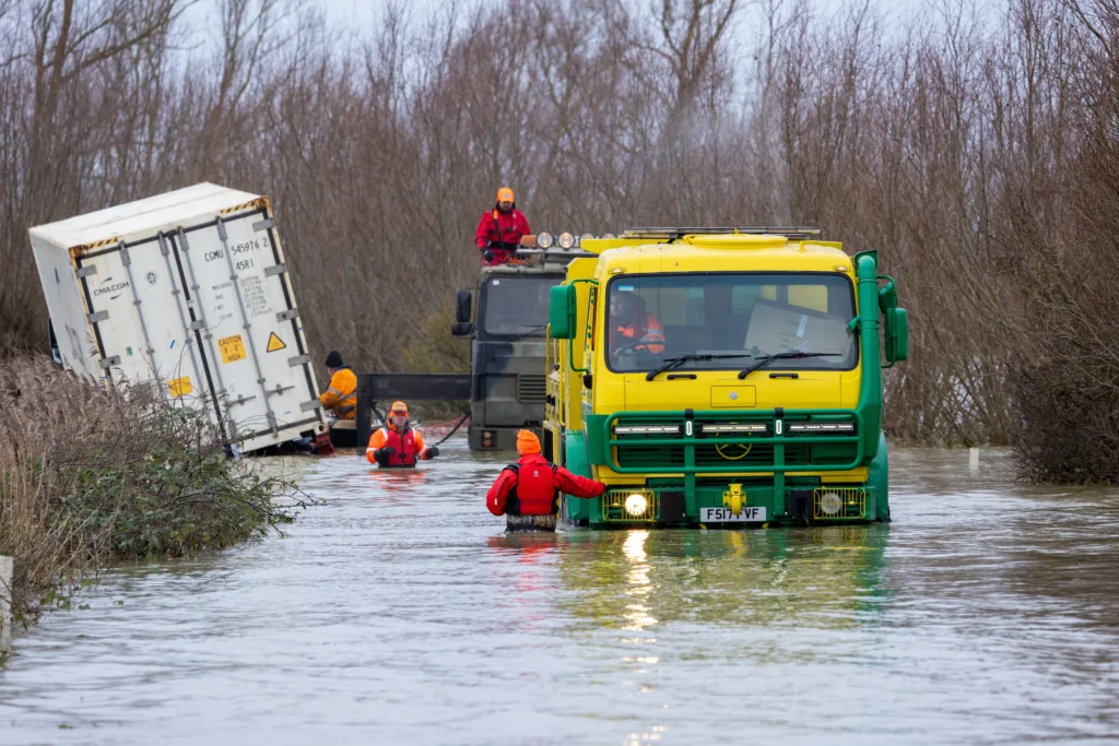VIDEO: Stricken HGV rescued from flooded A1101 Welney Wash Road