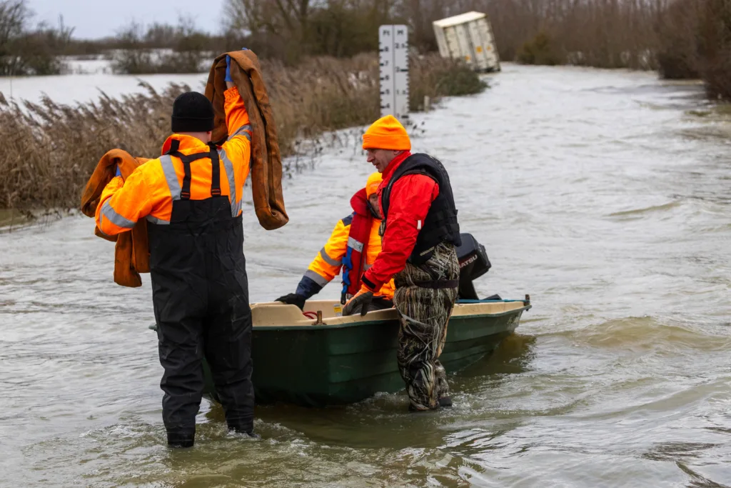 Manchetts staff weighing up the options to rescue lorry and container from flooded A1101 at Welney on the Cambridgeshire/Norfolk border. PHOTO: Terry Harris 