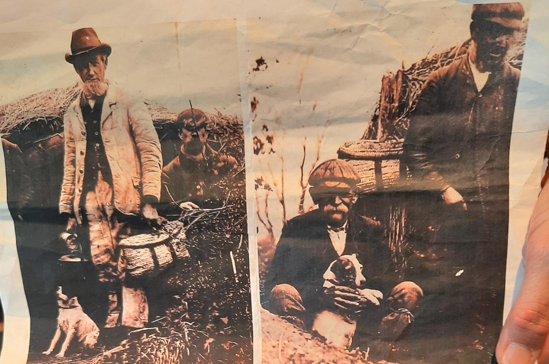 Farm labourers in the Fens with their docky baskets (002) - News for Peterborough and Cambridgeshire News for Peterborough and Cambridgeshire - Farm labourers in the Fens with their docky bags; docky baskets made by Nadine Anderson have a tale that would alarm anyone working today