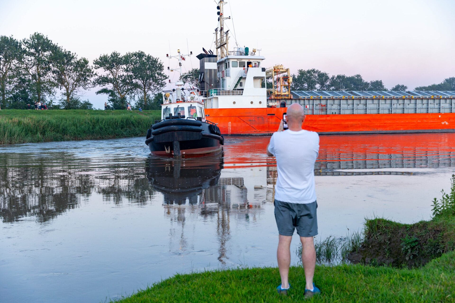 ths-10 - News for Peterborough and Cambridgeshire News for Peterborough and Cambridgeshire - Spectators gathered by the River Nene in Wisbech as the Baltic Arrow, with its cargo of timber from Latvia, was finally freed and pulled into port. PHOTO: Terry Harris