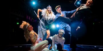 Circus Enchante’s Christmas Show is a mixture of japes and jokes and a sparkling selection box of extremely slick circus skills. The photographer is Pablura Herrera.