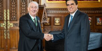 Bulgarian ambassador Tihomir Stoichev recently met with the Speaker of the House of Commons Sir Lindsay Hoyle at Westminster Palace. On this occasion, the Bulgarian national flag was hoisted in front of the Parliament building. “The two interlocutors expressed satisfaction with the excellent bilateral relationship, based on a long diplomatic history and shared values,” said a Bulgarian embassy spokesperson. PHOTO: Bulgarian Embassy
