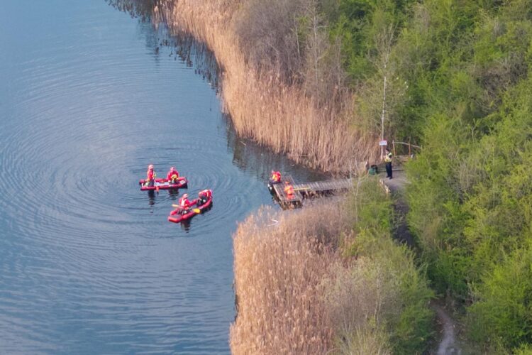 Cambridgeshire officers searching for a teenage boy who got into difficulty at a lake in Farcet have found a body - News for Peterborough and Cambridgeshire News for Peterborough and Cambridgeshire -