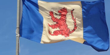 The symbol of the Fens is the Fen Tiger. The design of the flag features a heraldic tiger placed in a central field of yellow, representing agricultural prosperity. The blue outer fields represent the region’s natural and manmade waterways.