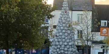 Once “retired” by Peterborough, the striking metal tree — beautifully designed from shining silver spheres — has found new life and love in Wisbech. For the fifth year running, the stunning structure stands proudly in the heart of town.