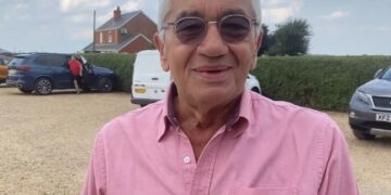 Tom Edwards, a charismatic British broadcaster whose velvet voice graced the airwaves of offshore pirate stations, BBC Radio 1 and 2, and ITV continuity desks, passed away on October 25, 2025, at the age of 80 in Lincoln, England, after a long battle with cancer. PHOTO: John Elworthy