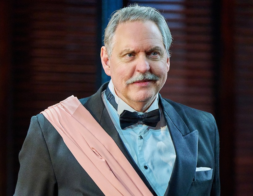 The company of Death on the Nile brings 1920s glamour and sparkling comedy to life aboard Mike Britton’s magnificent two-level Nile steamer set at Cambridge Arts Theatre. Photo by Manuel Harlan.